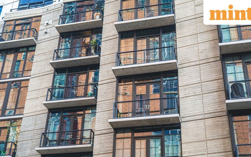 Man books flat for ₹16.5 lakh on 34th floor in a 32-storey building; social media reacts