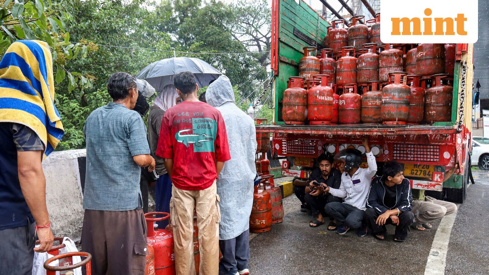 LPG price today: Cost of commercial and domestic cooking gas in Delhi, Mumbai, Kolkata, other cities amid crude surge