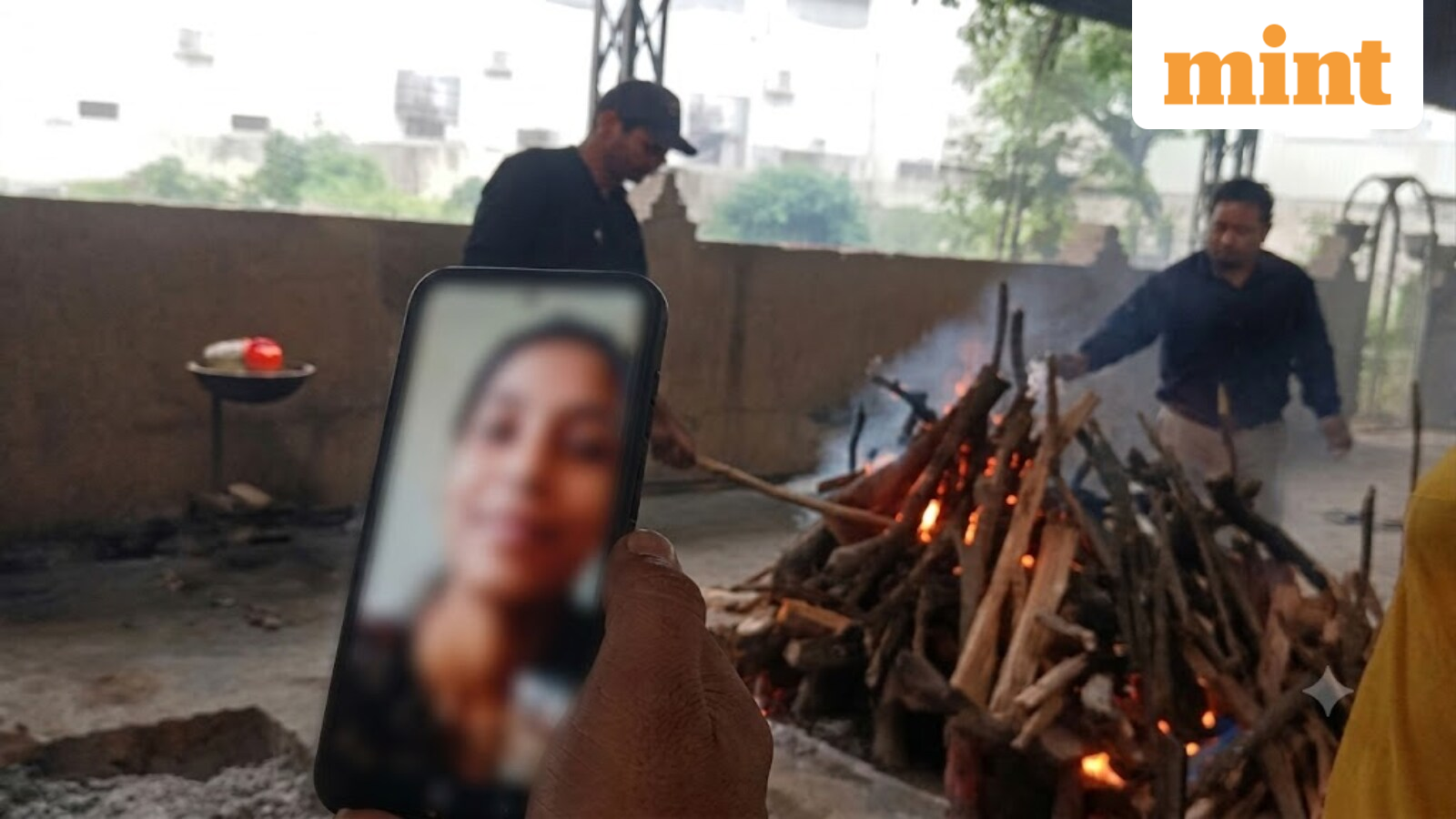 Daughters attend Mumbai-based businessman’s funeral via video call, transfer ₹5,000 for cremation expenses | Viral clip